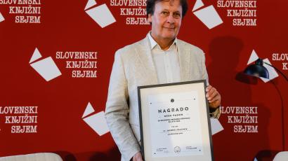 Izr. prof. dr. Andrej Blatnik s prejeto nagrado (foto: Janez Zalaznik)