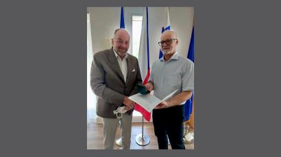 Veleposlanik Republike Češke v Sloveniji Nj. Eksc. dr. Jiří Kudĕla in prof. dr. Darko Ogrin s priznanjem