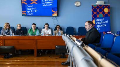 Sodelujoče na odprtju Dnevov enakosti spolov FF 2025 (od leve proti desni: dr. Branka Galić, dr. Isidora Jarić, dr. Biljana Kotevska, dr. Nina Perger in dr. Milica Antić Gaber) ter voditelj okrogle mize dr. Roman Kuhar