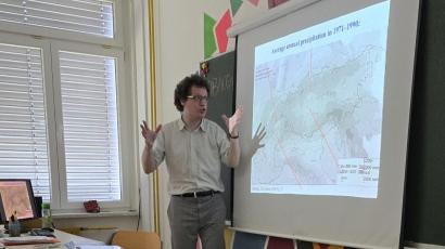 Dr. Žiga Zwitter je izvedel delavnico Travniki – zeleni ali pisani? Zgodovina režimov družbene presnove in travnikov v Alpah v dolgem časovnem loku, sedanji izzivi in priložnosti učenja iz zgodovine (foto: dr. Tatjana Vučajnk).