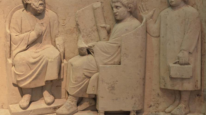 Učitelj z učencema, nagrobni relief iz 2. stoletja, Trier, Rheinisches Landesmuseum (fotografija: Carole Raddato/Wikimedia commons)