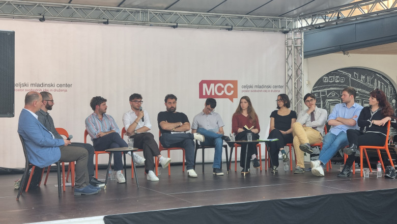 Debato sta vodila dr. Dušan Mlacović (skrajno levo) in dr. Miriam Davide (skrajno desno) (foto: Matija Terglav).