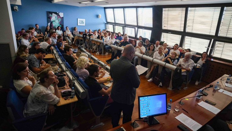 Okrogla miza je potekala v Modri sobi Filozofske fakultete (foto: Janez Zalaznik)