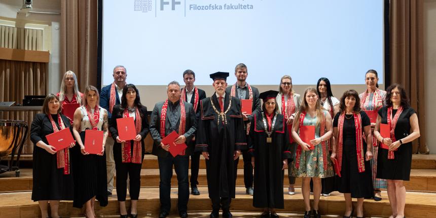 Doktorice in doktorji znanosti z rektorjem Univerze v Ljubljani in dekanjo Filozofske fakultete (foto: Katja Kodba, STA)