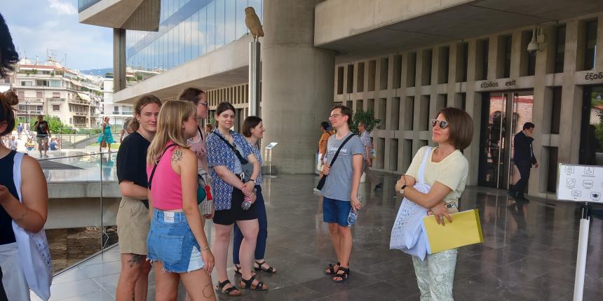 Udeleženci poletne šole pred Muzejem Akropole v Atenah